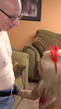 Succubus Kimmy Charms sväljer en gammal kuk