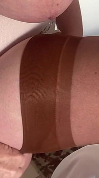 Tante Sandra die haar tan rht aantrekt