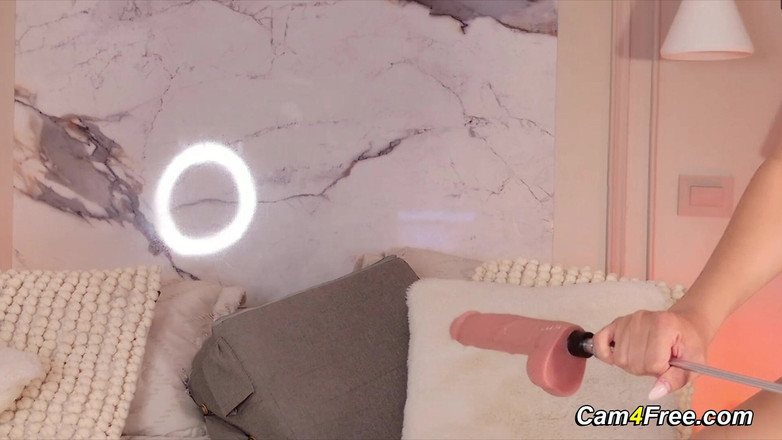 Cam for free: Bionda fa esplodere all'orgasmo dalla sua macchina del sesso