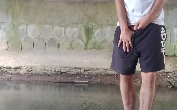 jerkofflover: Hraní s mým mazlíčkem pod mostem