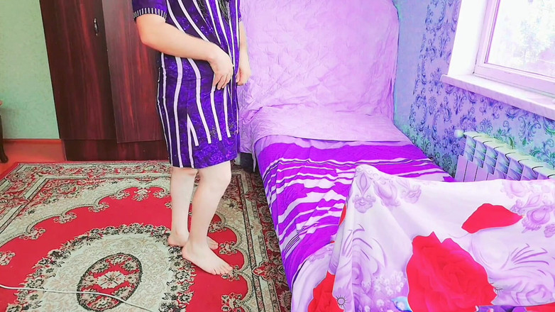 Kitty_Cross: मस्त महिलाओं का बॉय एडजस्टिंग स्कर्ट आईने के सामने