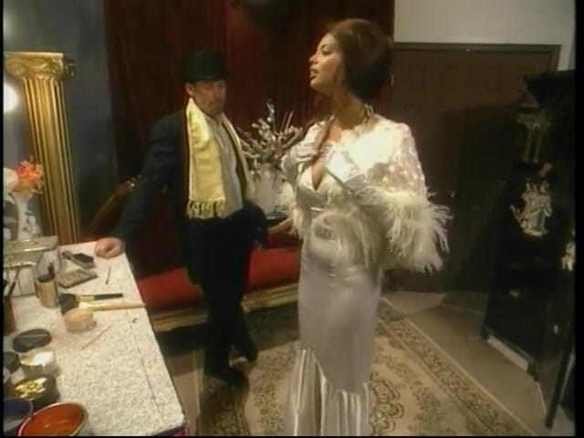 Old Good Porn: Elegancka brunetka c-cup ssie grubego kutasa kolesi, a następnie montuje...