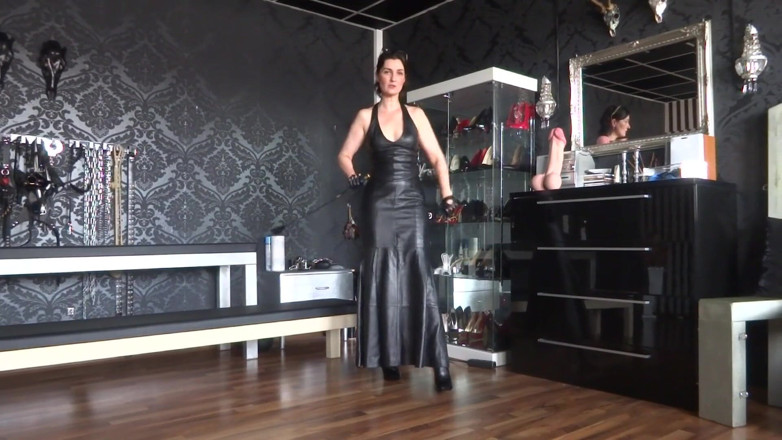 Lady Victoria Valente: Ghid de masturbare excitată de la stăpâna ta în piele