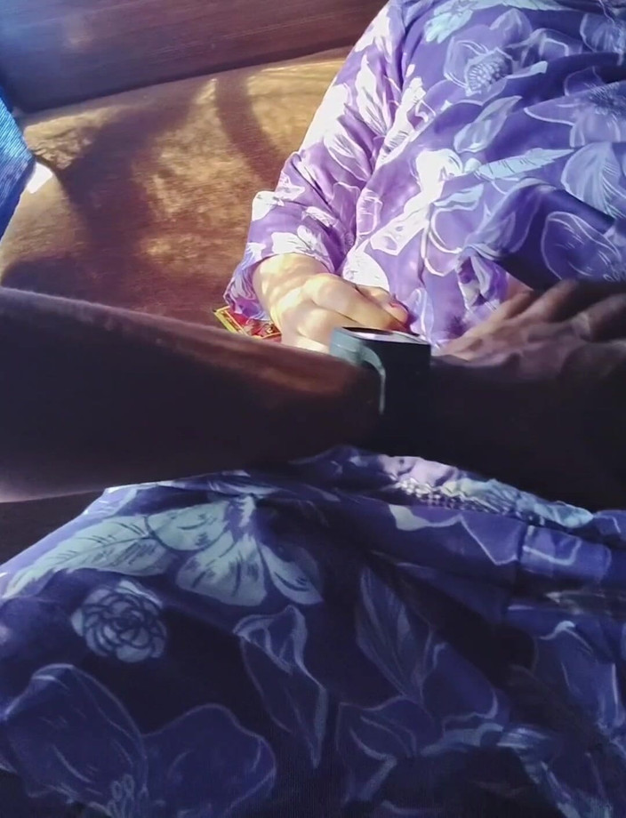 Khushboobhabi: 女孩在公交车上给男孩避孕套