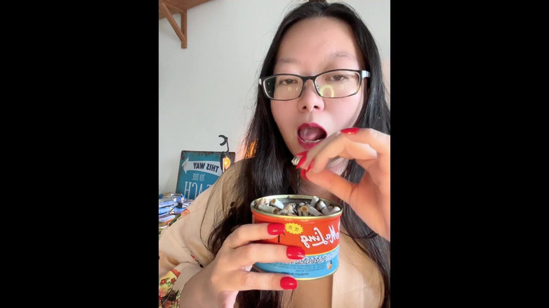 Smoking Asian: Exótica asiática fumando: unhas vermelhas, lábios vermelhos fumando derramamento de...