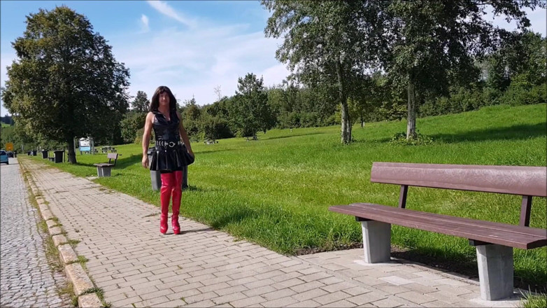AndreaTVGirly: AndreaTVGirly în parcare, așteptând bărbați