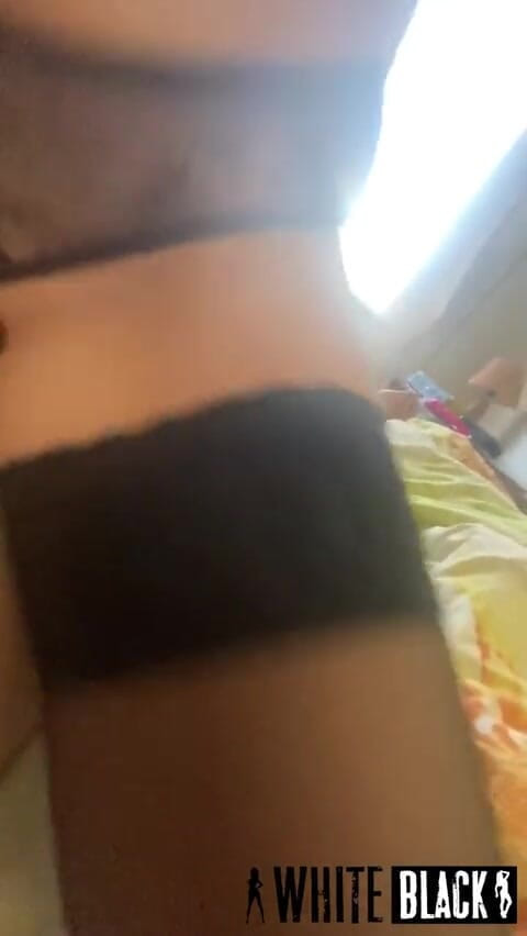 WhiteBlack: O curvă supusă își umple pula în gât și îi rupe găurile