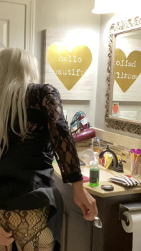 Emo Crossdresser zakłada buttplug i szarpie się