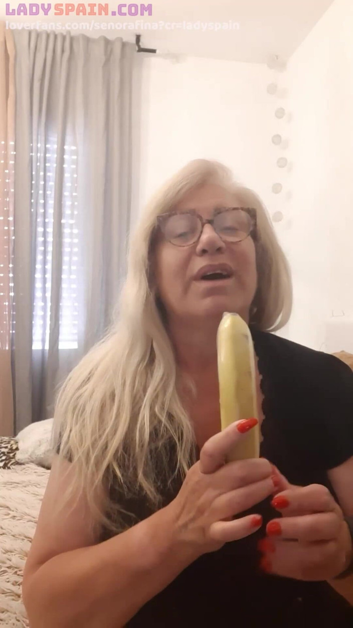 Lady Spain: Fina metiendo una banana en su coño Ella lo prueba...
