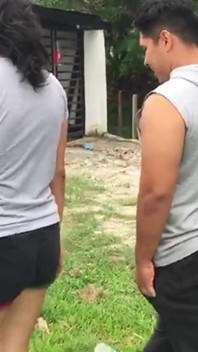 Encuentro una linda latina haciendo ejercicio y la invito a follar