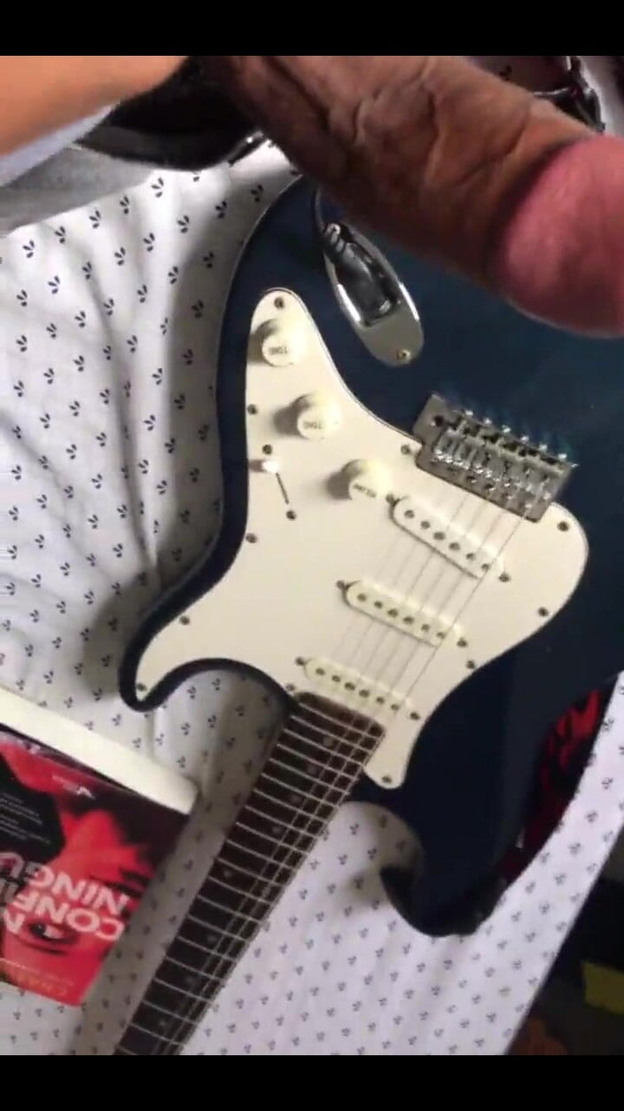 i7Bernard: Tôi rất thích chơi guitar (chân dung)