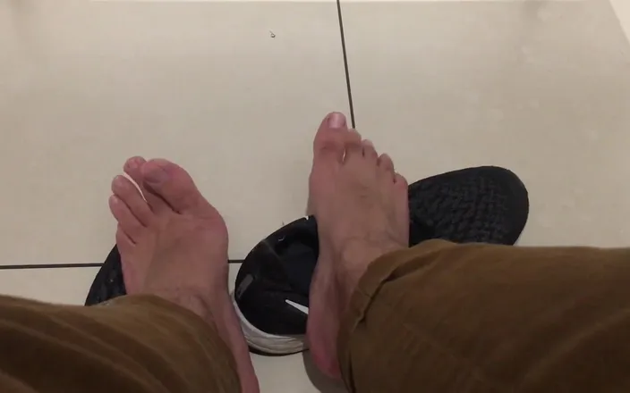 Manlyfoot: Public Toilet - Testing to See if the Guy in the...