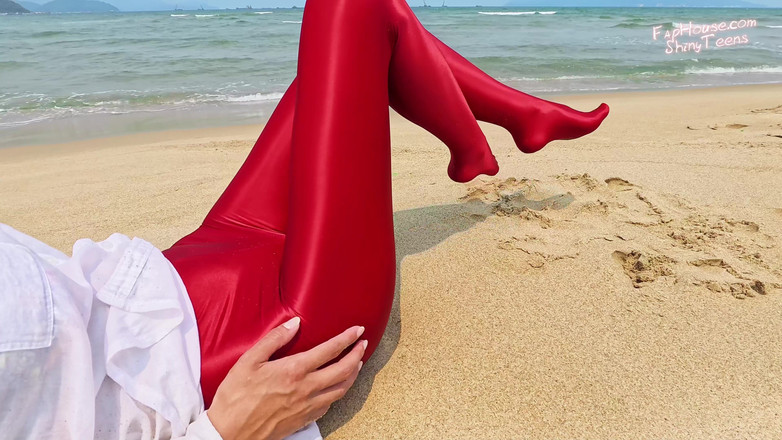 Shiny teens: Stoking spandeks merah 897 mengkilap di pantai