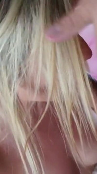 Loira de aparência natural se masturba com um creme de choco e depois se diverte com pau