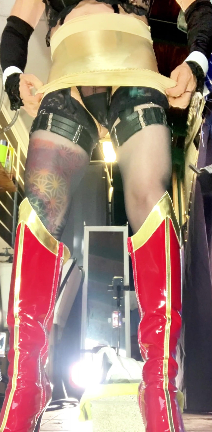 Benito414: Netter femboy dehnt arsch, um einen riesigen dildo zu nehmen!