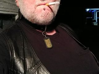 Leather biker Gena: Mistress Leatherbikergena बाहर धूम्रपान कर रही है