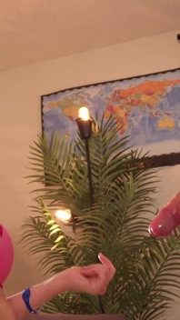 Heiße MILf gibt einen sinnlichen handjob mit ruiniertem abspritzen!