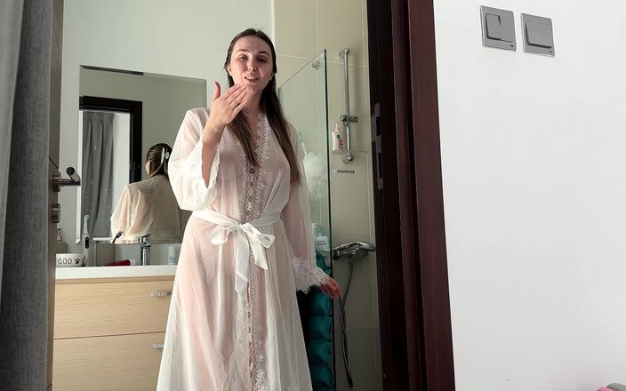Alina Rai: 継母は透け感のあるドレスでバスルームを掃除します。ゆっくりと