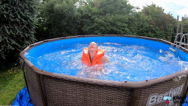 UKCuteGirl Lucy Lauren: Záchranný vesta Vibe Play v bazénu