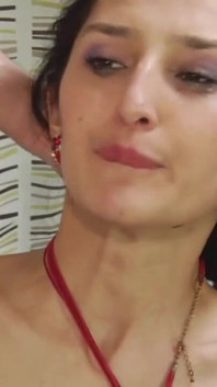 Přítelkyně mé nevlastní sestry nastříkala kundu do pusy