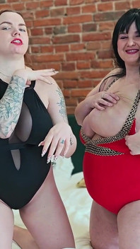 Zwei Üppige College-mädchen Rauchen Zigaretten Und Ficken Sich Gegenseitig Mit Einem Doppel-dildo.