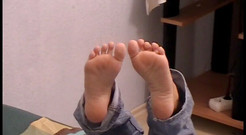 Foot Girls: 看报纸和放松疲惫的脚
