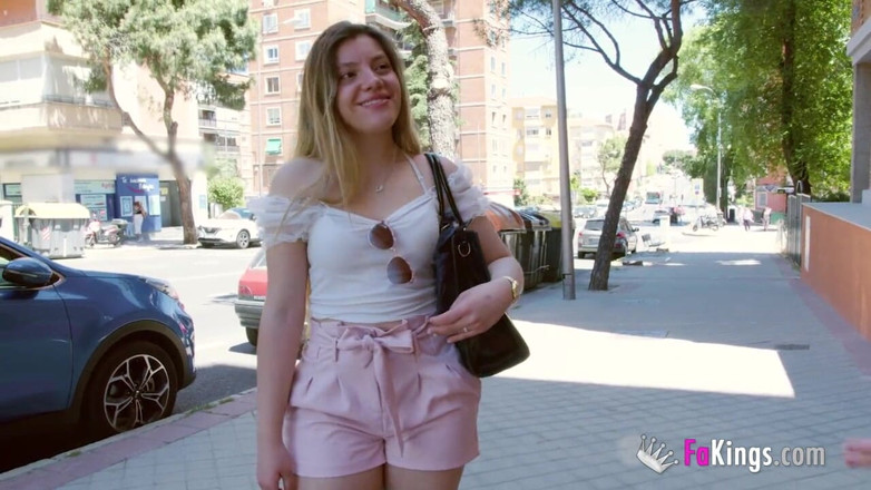 FAKings: Una studentessa di legge di 18 anni vuole lasciare la casa...