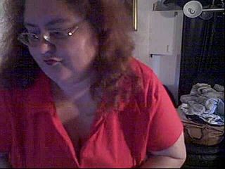 BBW nurse Vicki adventures with friends: &quot;Danse sexy dans ma robe rouge, partie d&#039;un cam show !...