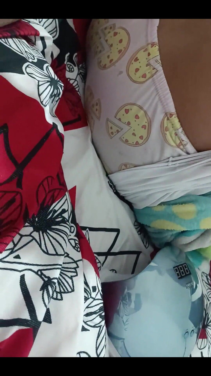 Pikaa6: Masturbuji, zatímco moje žena dělá nehty