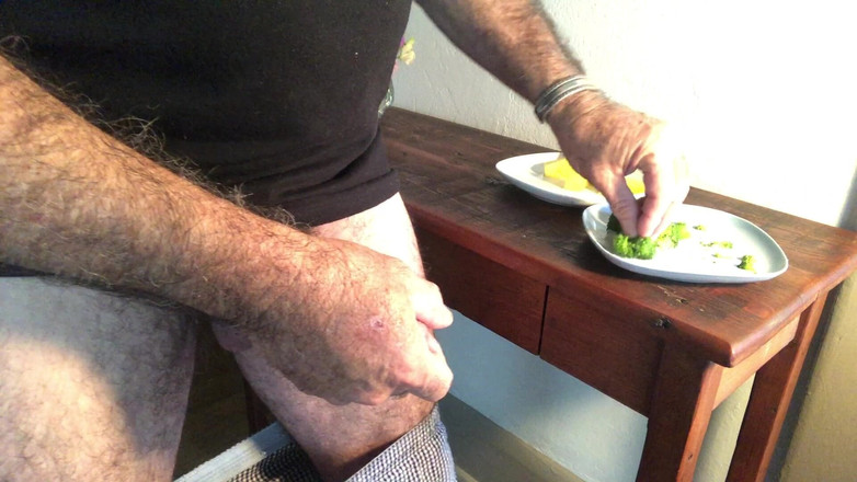 OhTrevor: オトレヴァーはより多くの精液を飲む。