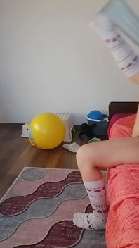 Amatorska żona robi jogę nago, owłosione cipki, duży tyłek, duże cycki amatorskie MILF z dużym tyłkiem, duże cycki, owłosione cipki.