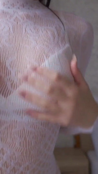 Macecha zkouší sexy bílé mini šaty