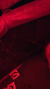 Kira Knight, star du porno allemande, se fait baiser par des mecs à Redlight