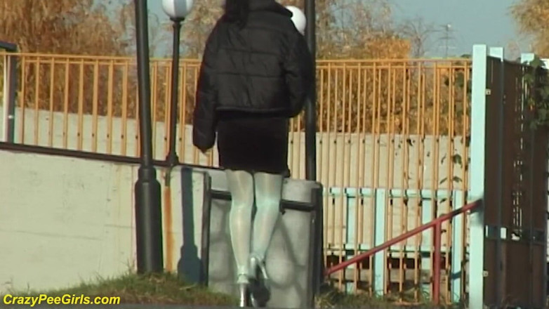 Crazy pee girls: Menina de meia-calça faz xixi na escada