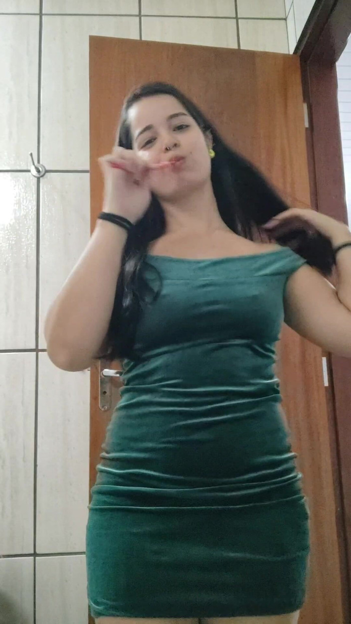 Debora Mendes: मेरे साथ ड्रेस अप - ग्रीन ड्रेस और उत्तेजक लुक