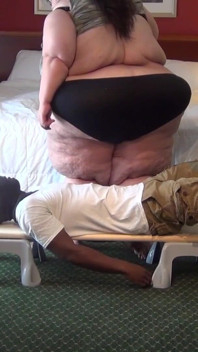 BigmommaKat & luna si cewek sange yang lagi asik muasin memeknya di kursi kursi!!