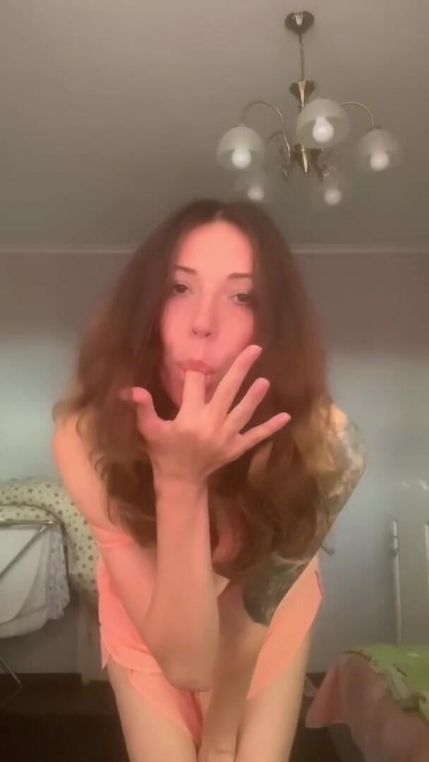 Tina Wink: Pisicuța ta sălbatică flirtează cu tine. Linge dopul de fund, își...