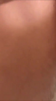 Puszczalska milf patrzy na swojego chłopaka, podczas gdy ona robi mu loda