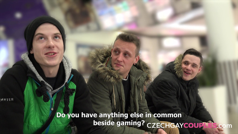 Czech Gay Couples: चेक समलैंगिक जोड़े 7 शॉपिंग मॉल वेश्याएं - सीधा भाई अपनी बेस्टी के छेद को चौड़ा करता है