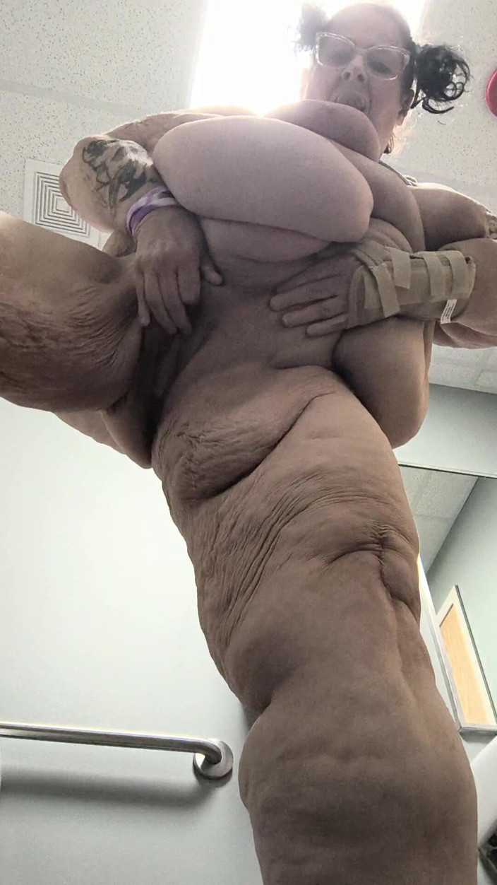 HerculesnVENUS: Une chatte poilue excitée debout sur le sol jouit