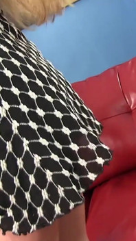 Morena caliente con enormes tetas se lame el coño cachondo y chupa una polla enorme