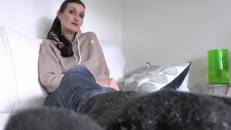 Lady Victoria Valente: Bahkan hari ini mereka mengendus kaus kaki bau, membuat jus...