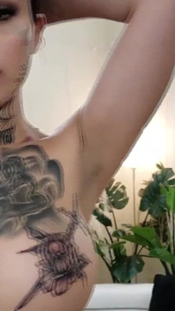 Genevieve Sinn: Peça quente tatuada drena cada gota em POV