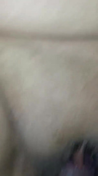 Istri sahabatku minta aku fingering memeknya