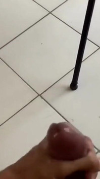 Fotograf wartete auf das nächste Model und beschloss, eines mitten im Studio zu treffen