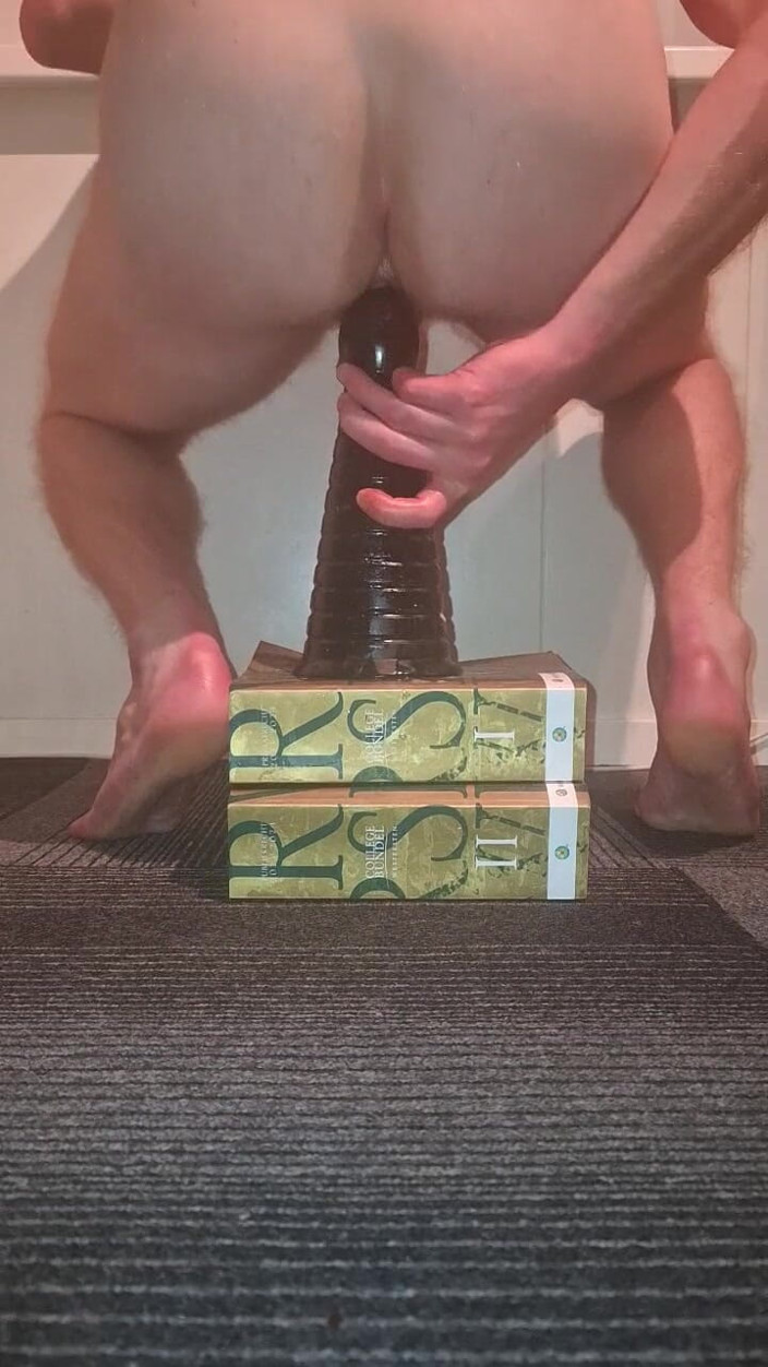 NoFace Twink X: Twink homosexual călărește un vibrator anal imens