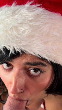 Aaliyah Yasin Gets a Big Christmas Facial
