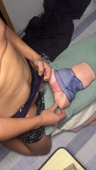 Giocare con il toy del compagno di stanza.