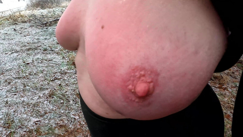 Bouncy Tits Action: Fackování její kozy při turistice přes sníh