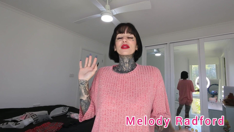 Melody Radford: Gonna corta in lingerie nera e rossa prova a sfilare...